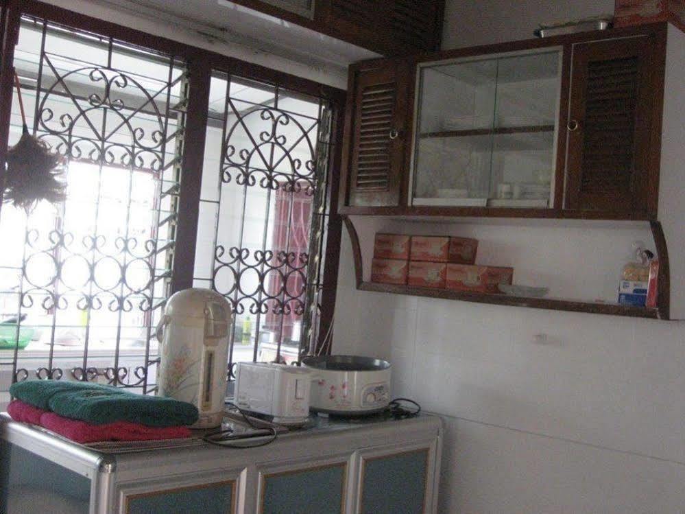 Sri Krung Guest House Phra Nakhon Si Ayutthaya Exteriör bild